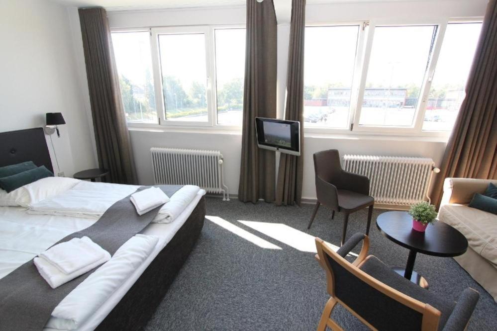Banegaardshotellet Vojens Exterior photo